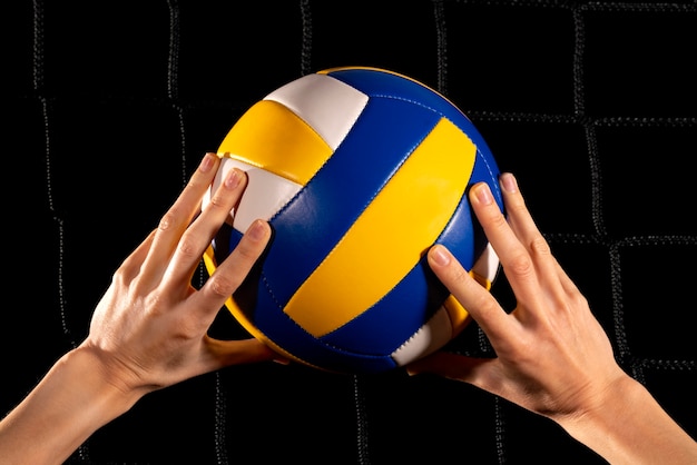 Foto manos jugando voleibol
