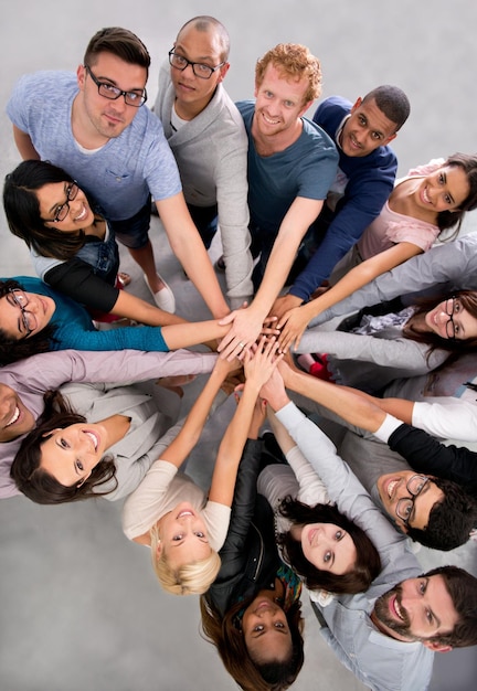 Manos juntas equipo y parte superior de la gente en círculo para el apoyo de la misión en solidaridad y respeto en el retrato Confianza ayuda y lealtad para la colaboración reunión en la puesta en marcha con diversidad e inclusión