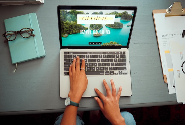 Manos de laptop y planificación de viajes de mujeres en línea con vista superior de la pantalla de viajes de vacaciones internacionales Aventura de vacaciones y organización de viajes de niñas ocupadas con la investigación de Internet en dispositivos digitales