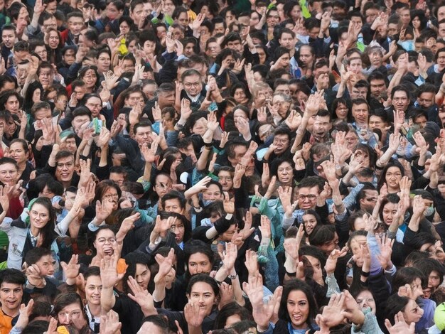 Foto las manos levantadas de personas multirraciales apretadas en puños en un fondo claro detengan el concepto de racismo