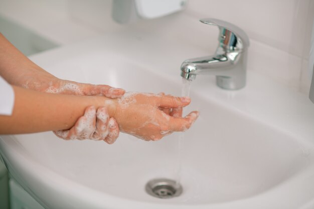 Manos limpias. Cerrar imagen de manos femeninas que se lavan en un recipiente de agua