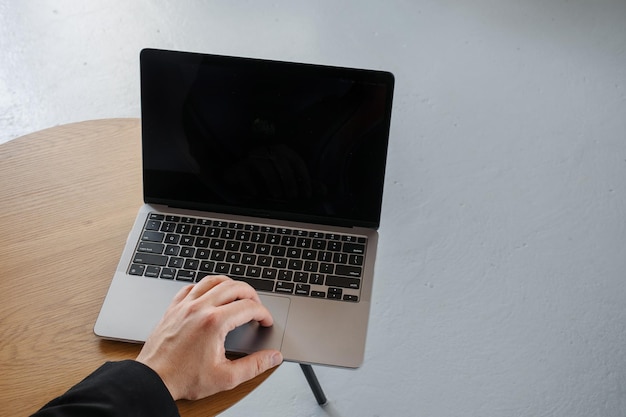 Manos en macbook en loft studio El concepto de un hombre en la computadora Un lugar para su diseño