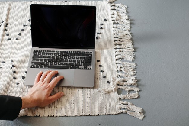 Manos en macbook en loft studio El concepto de un hombre en la computadora Un lugar para su diseño