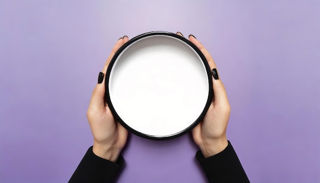 Manos manicuradas negras sosteniendo un marco circular blanco sobre un fondo púrpura con espacio para copiar