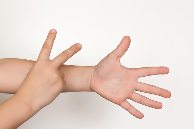 Las manos de las manos de los niños muestran un corazón en un primer plano aislado de fondo blanco