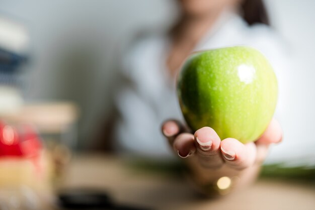 Foto manos y manzanas verdes