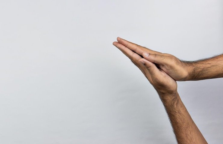 Foto manos masculinas aisladas en blanco