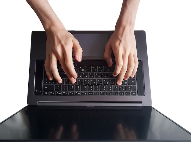 Manos masculinas escribiendo en el teclado de la computadora portátil aislado sobre fondo blanco, concepto de trabajo