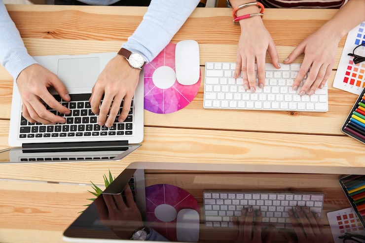 Foto manos masculinas y femeninas en el teclado