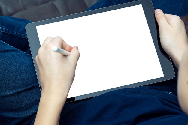 Manos masculinas irreconocibles dibujan con lápiz óptico en la pantalla táctil digital tab pad con pantalla blanca en las rodillas Ocupación del artista