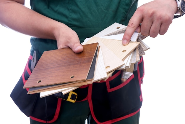 Manos masculinas con muestreador de madera cerrar