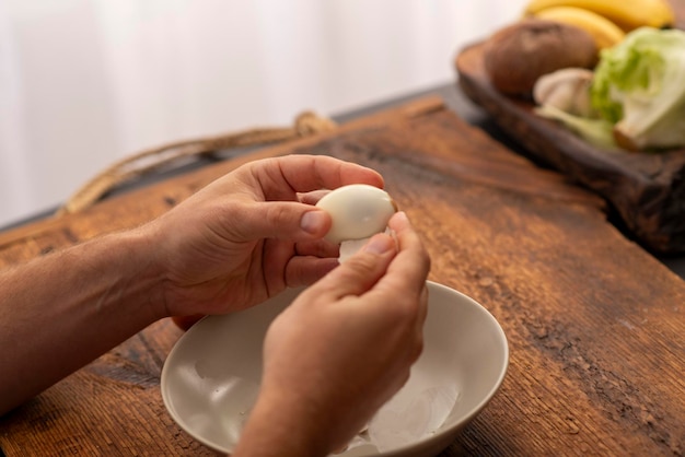 manos masculinas pelan huevos cocidos