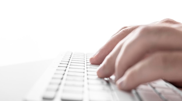 Foto manos masculinas en un teclado blanco sobre un fondo blanco concepto de negocio