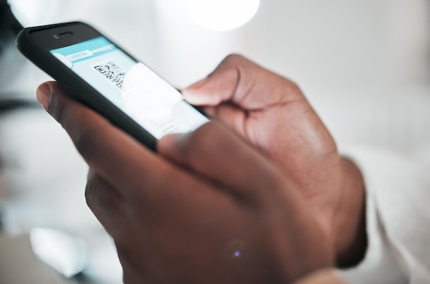 Manos del médico y código en la pantalla del teléfono con los resultados de las pruebas de la aplicación móvil y haga clic en línea para verificar o obtener información sobre la vacuna. Desplácese por el teléfono celular y el sitio web de atención médica y el código de barras médico.