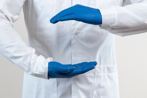 manos del médico en primer plano de guantes azules, medicina, examen.