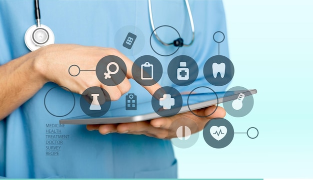 Manos del médico con tablet PC