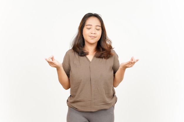 Manos de meditación de hermosa mujer asiática aislado sobre fondo blanco.