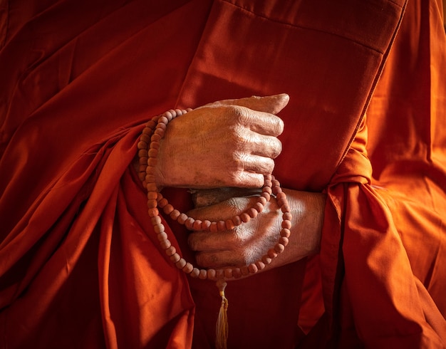 Manos de monje budista para la meditación.