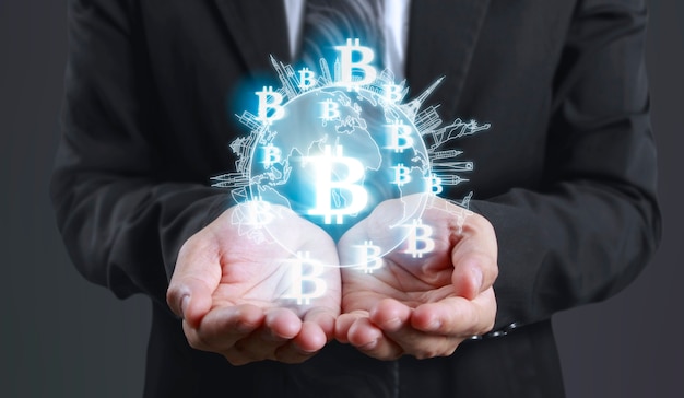 Manos mostrando el icono de bitcoin como dinero virtual en digital