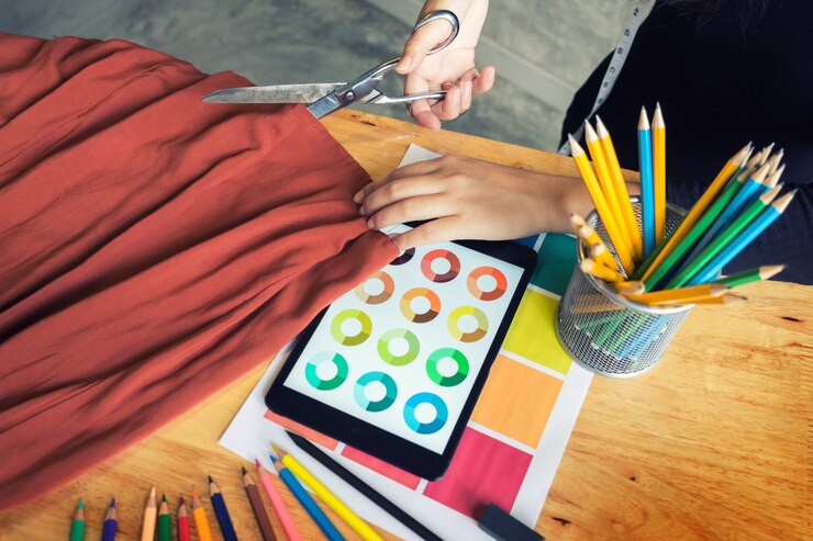 Foto las manos de la muesca sastre sastre tijera tela cortar un pedazo de tela (concepto de diseñador de moda).