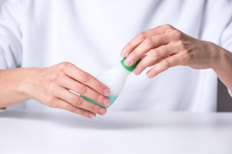 Foto manos de mujer adulta abriendo un quitaesmalte de uñas manicura casera salud y belleza corporal salud y belleza corporalxa