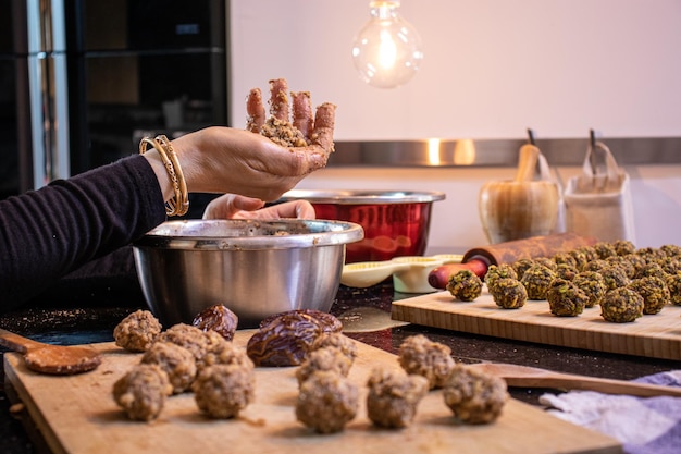 Manos de mujer árabe mientras prepara ingredientes para keto kahk en casa