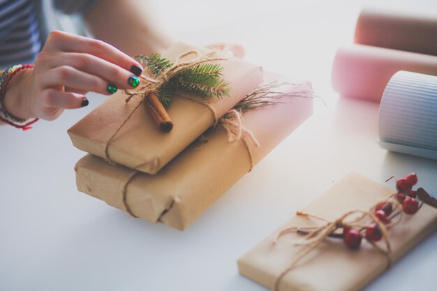 Manos de mujer con caja de regalo de Navidad