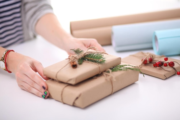 Foto manos de mujer con caja de regalo de navidad