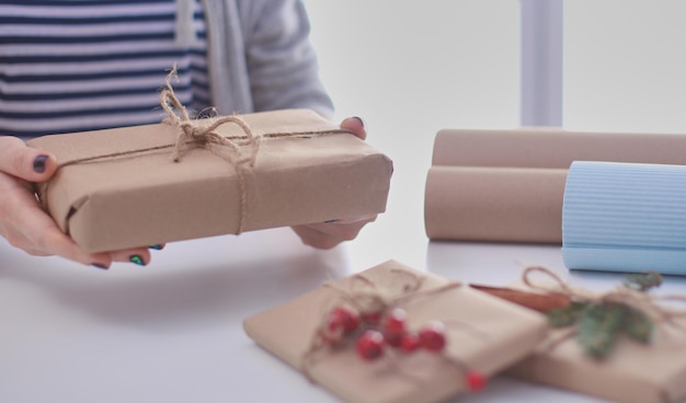 Manos de mujer con caja de regalo de Navidad