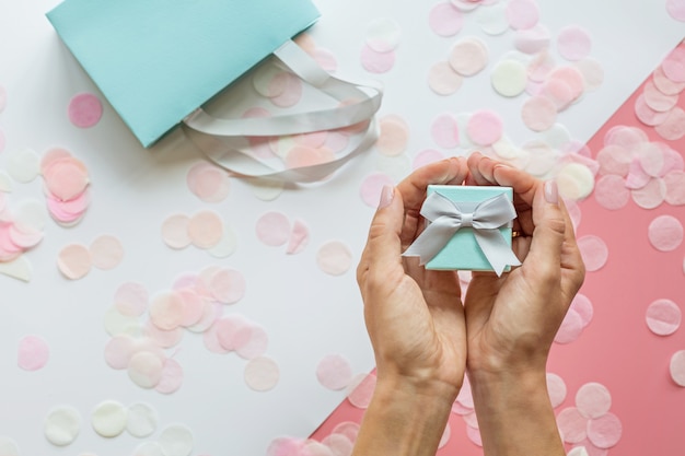 Manos de mujer con caja de regalo