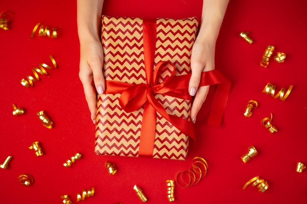 Manos de mujer con caja de regalo