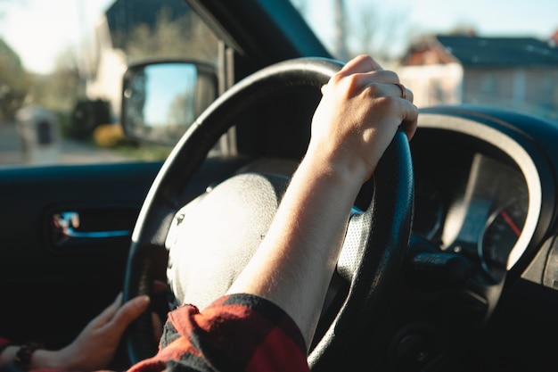 Manos de mujer en concepto de viaje de coche de volante