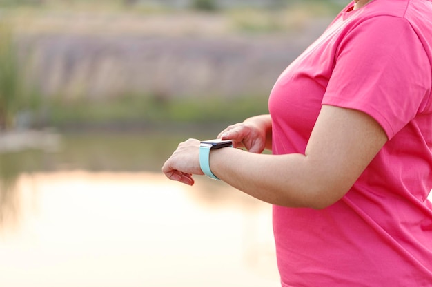 Manos de mujer configurando reloj inteligente Concepto de tecnología y personas