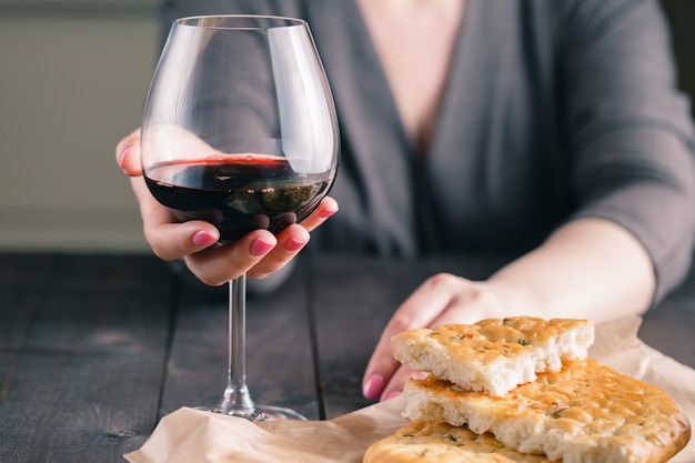 Manos de mujer con una copa de vino