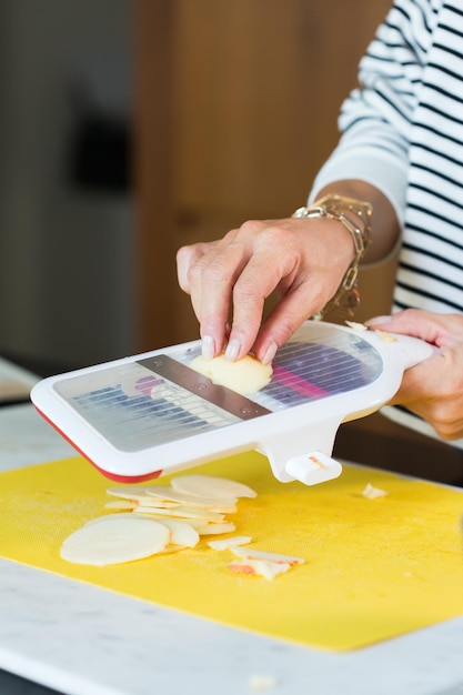 Manos de mujer cortando manzana para pastel de manzana