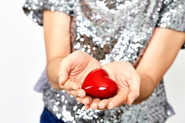 manos de mujer dando amor de corazón y compartiendo concepto