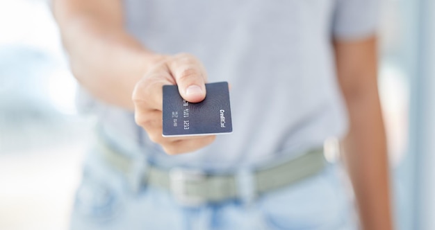 Manos de mujer dando tarjeta de crédito para financiación de dinero y pago por inversión de capital comercial y comercio Primer plano de la riqueza comercial del cliente y el intercambio bancario de la cuenta del cajero automático para la economía de ventas