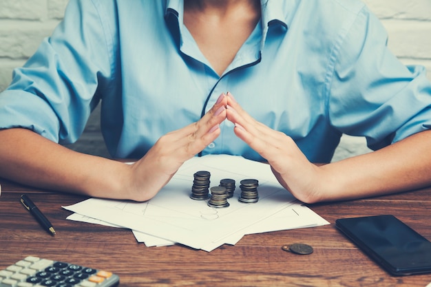 Manos de mujer con dinero