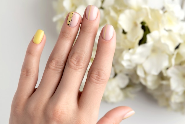 Manos de mujer con diseño de uñas de primavera verano. Manicura femenina de moda en estilo minimalista. Plantilla de salón de belleza