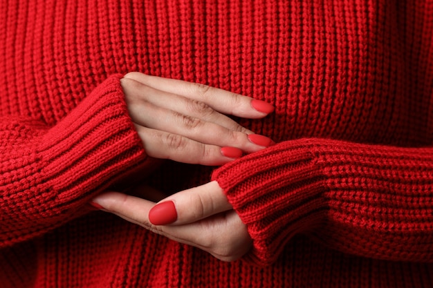 Manos de mujer, elegante manicura roja