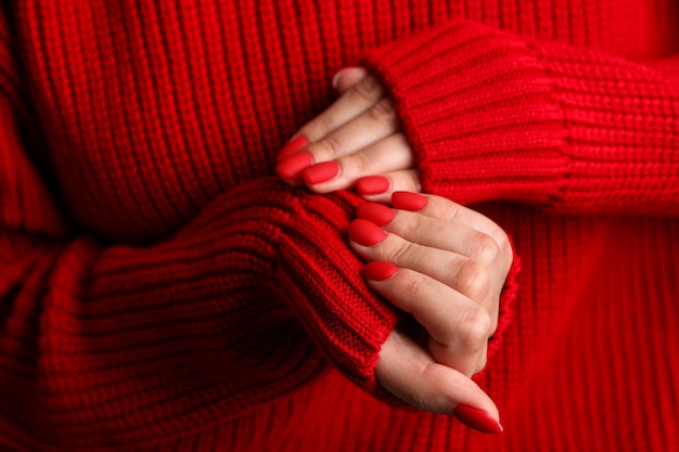 Manos de mujer, elegante manicura roja