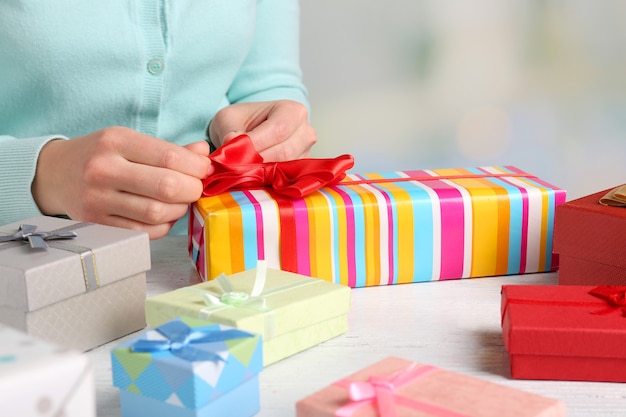 Manos de mujer embalaje regalos para vacaciones