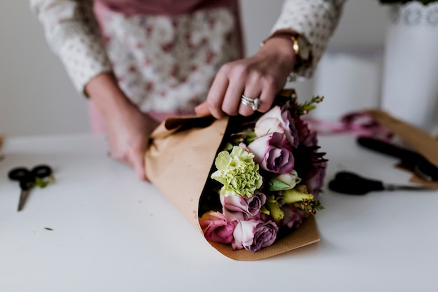 Foto manos de mujer envolviendo manojo de papel