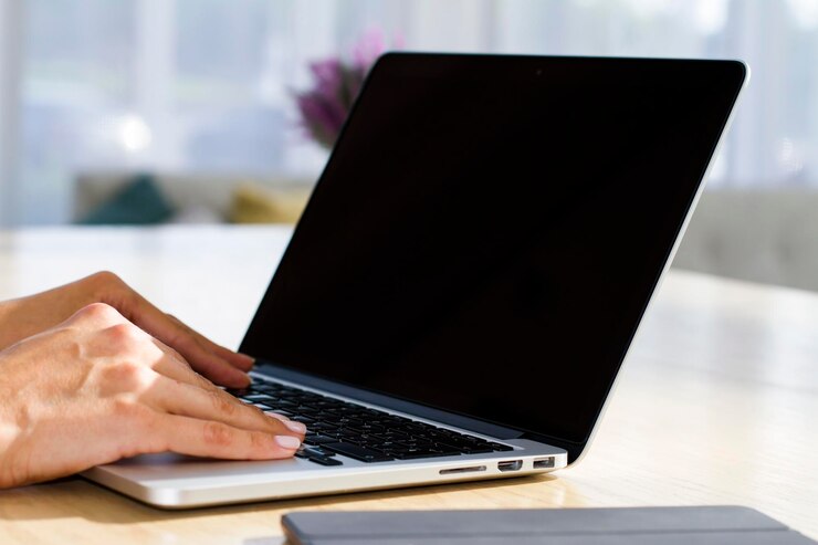 Foto manos de mujer escribiendo en el teclado del portátil en el concepto de negocio y tecnología de la oficina soleada cerrar