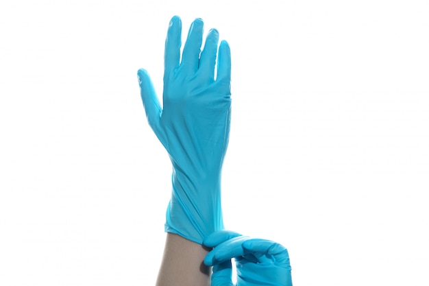 Manos de mujer con guantes protectores azules