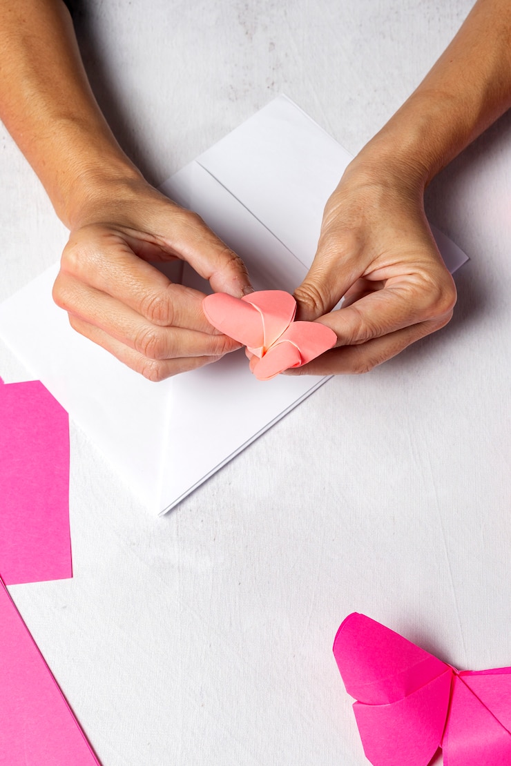 Foto manos de mujer haciendo animales de origami de papel