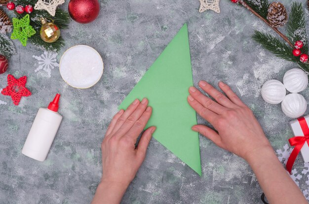 Manos de mujer haciendo una decoración navideña