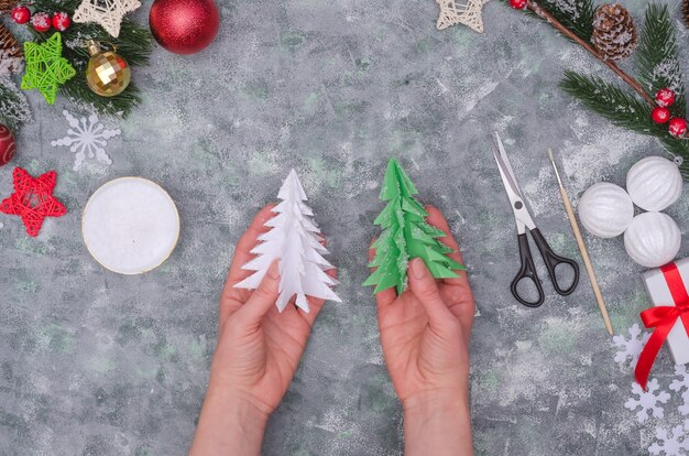 Manos de mujer haciendo una decoración navideña