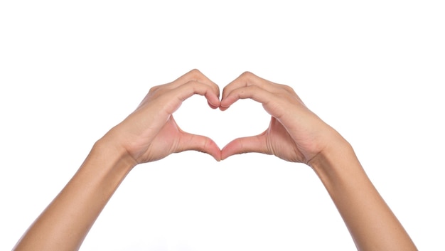 Manos de mujer haciendo una forma de corazón sobre un fondo blanco aislado