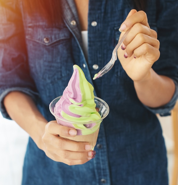 Manos de mujer con helado de frutas en las manos